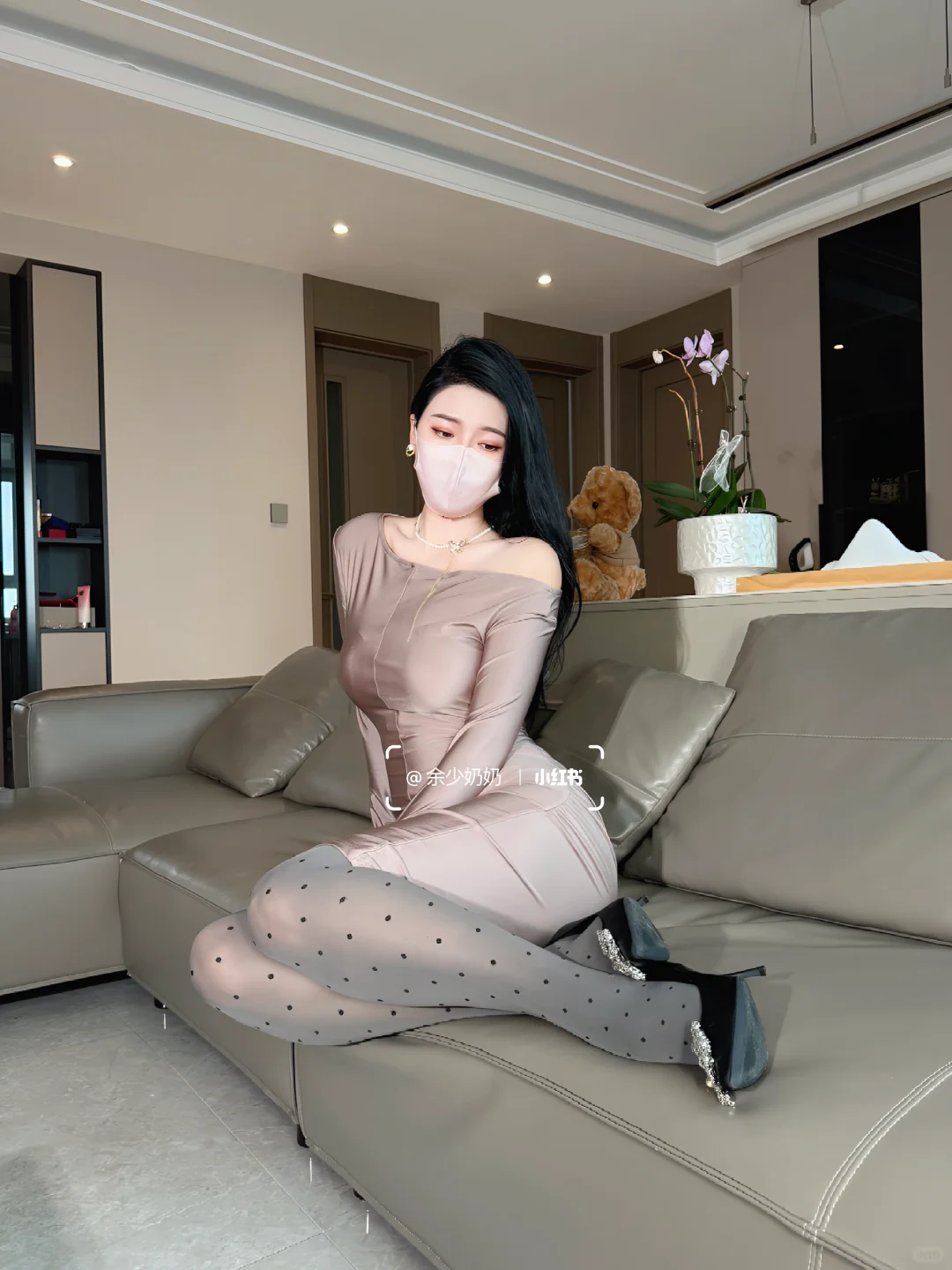 丝滑礼服和灰色波点