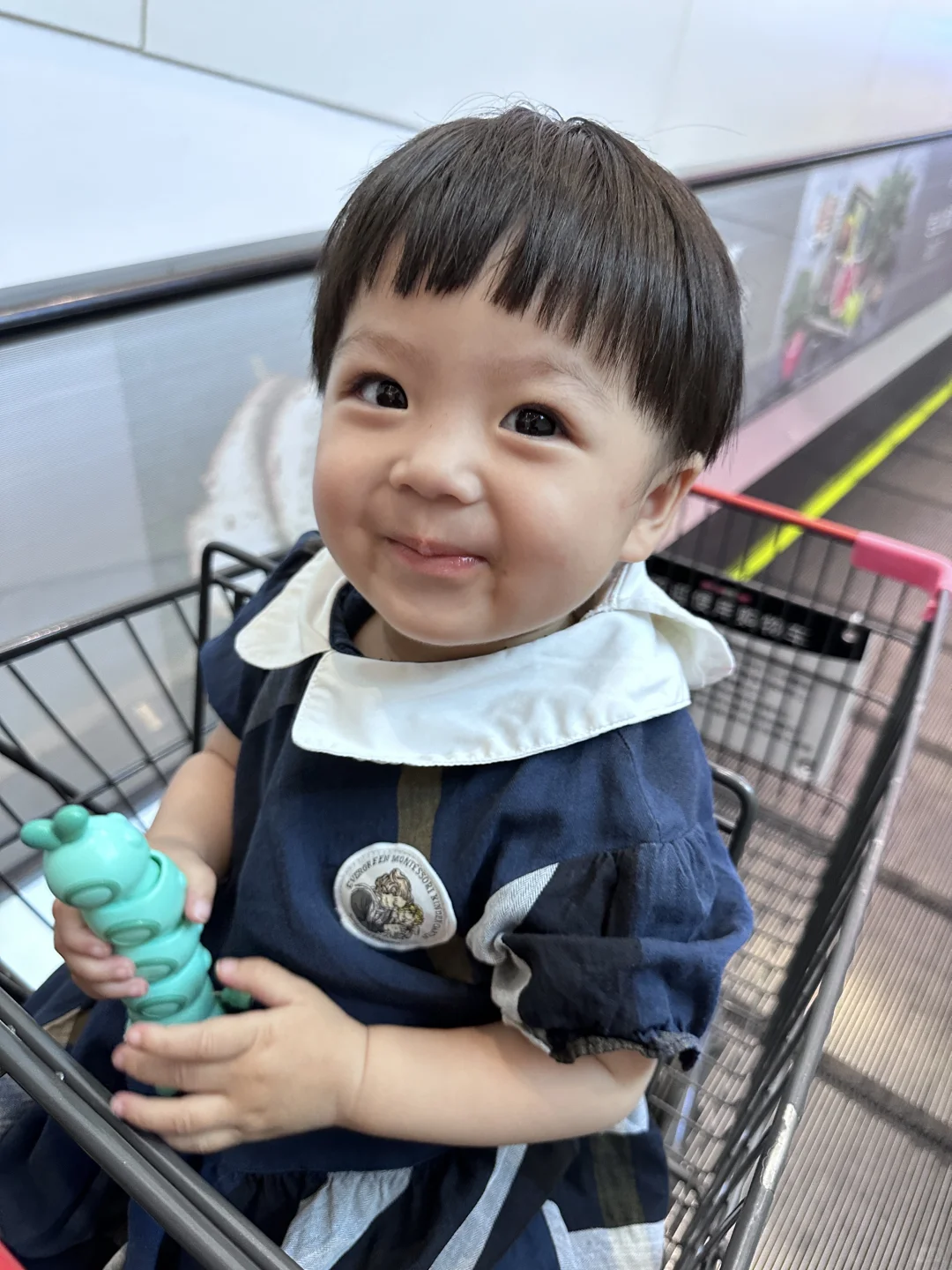 宝宝抛媚眼