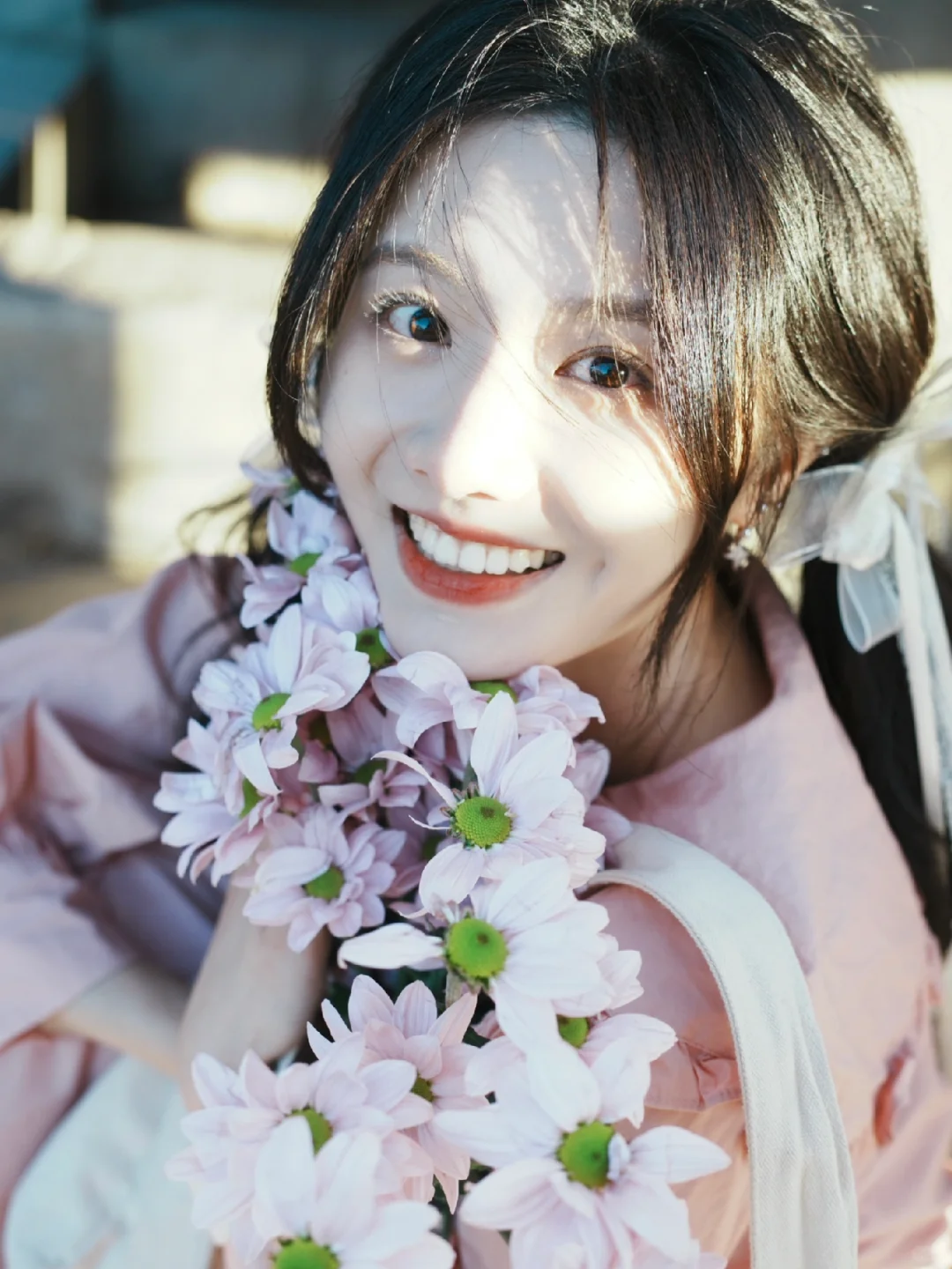 她说“你是开在废墟里娇艳的花”