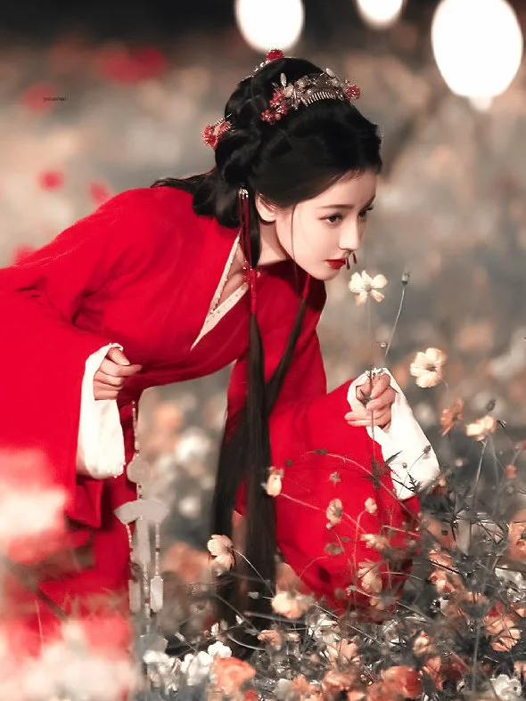 迪丽热巴剧照曝光！红裙太诱人了！