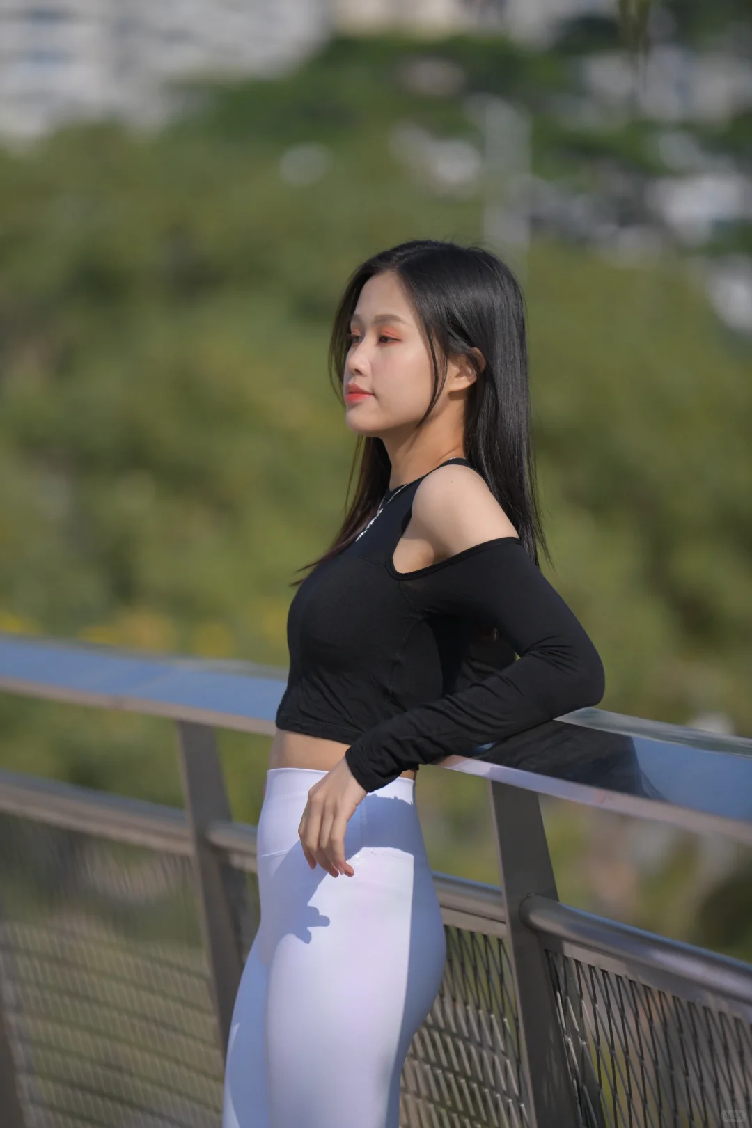 街拍美女、黑色镂空上衣穿搭街拍