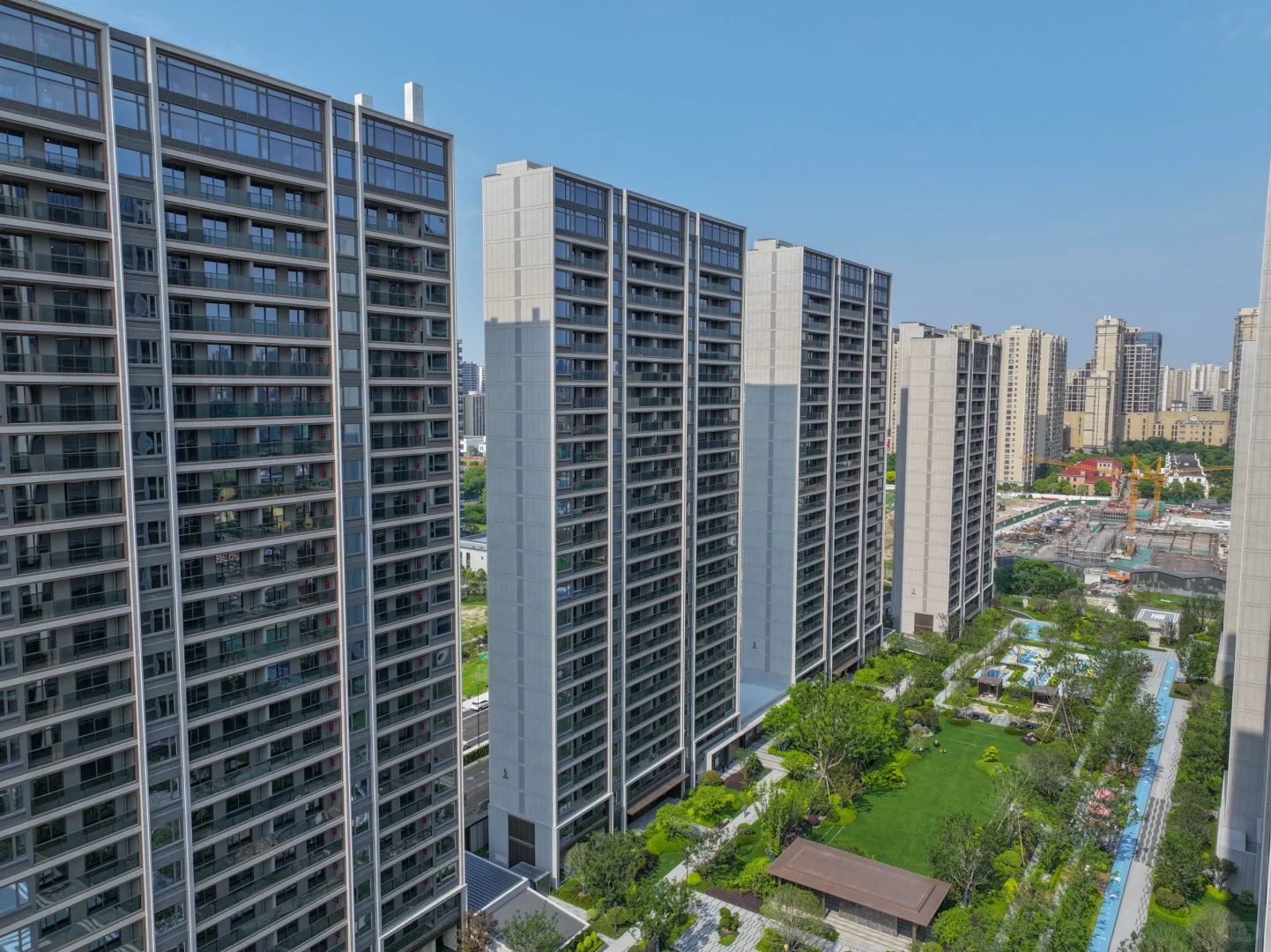 刚到的无人机，我选择拍自家小区🏠
