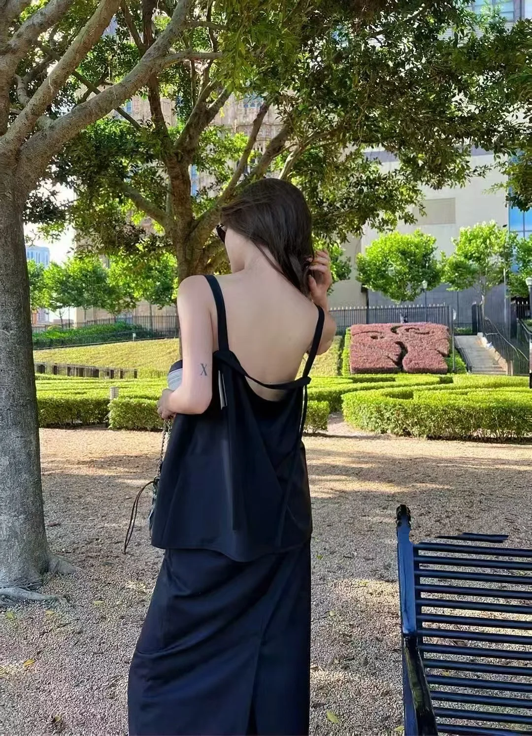 精致女神范儿的一套，后背小心机哦