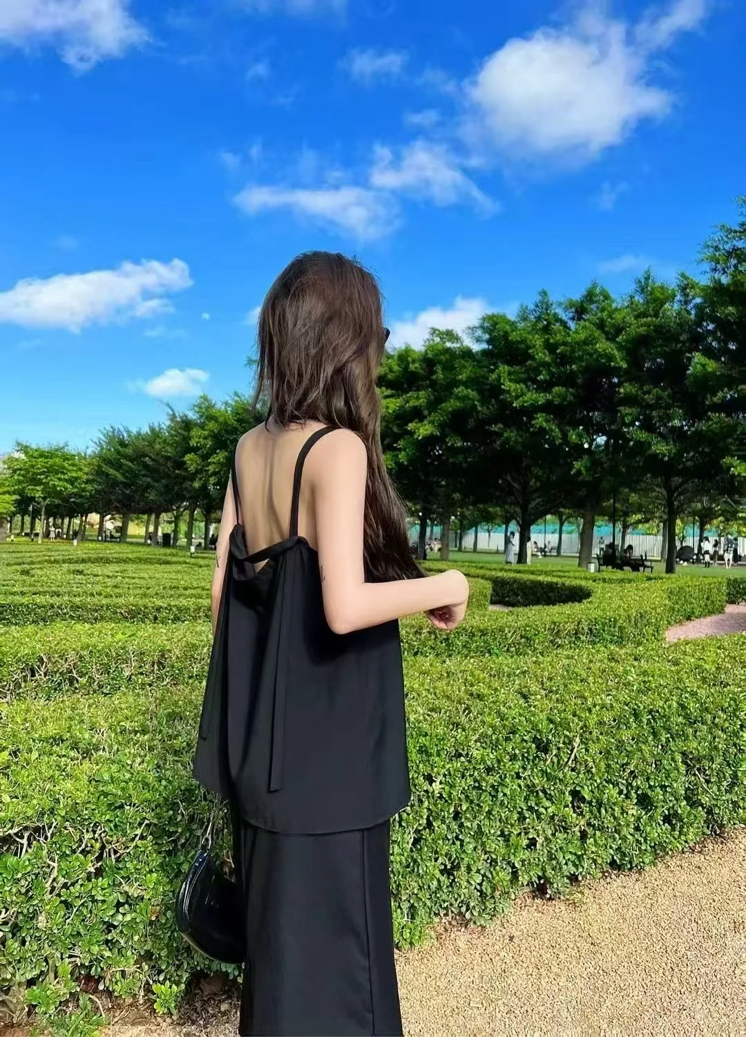 精致女神范儿的一套，后背小心机哦