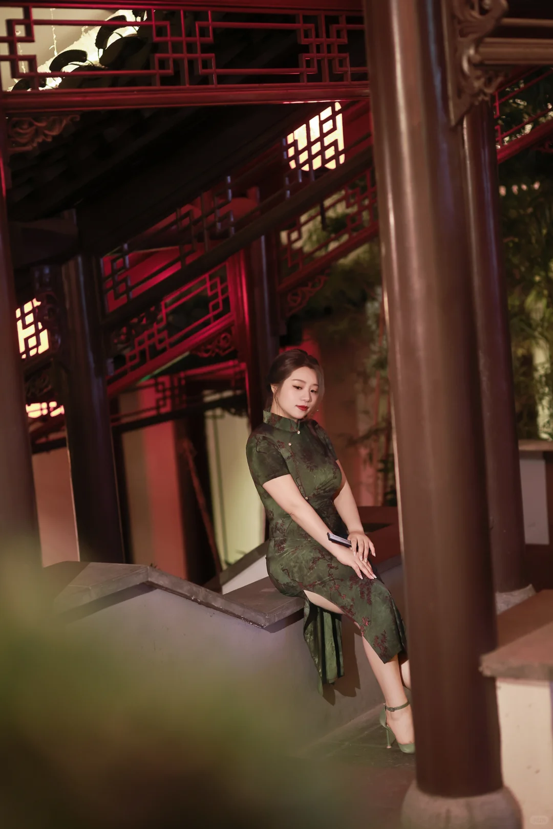 珠圆玉润裹旗袍，风情自摇