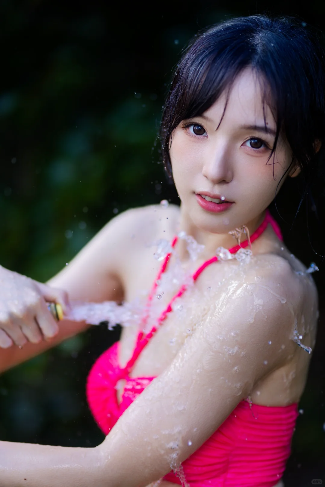 夏天怎么能少的了美少女和泳池呢！