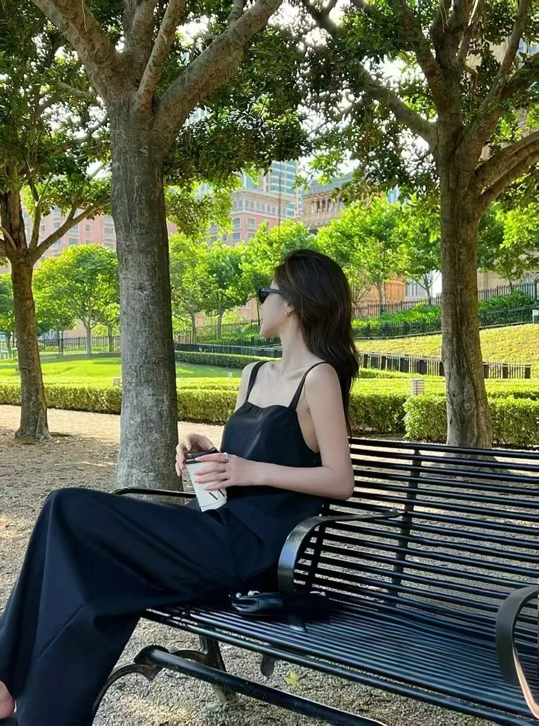 精致女神范儿的一套，后背小心机哦