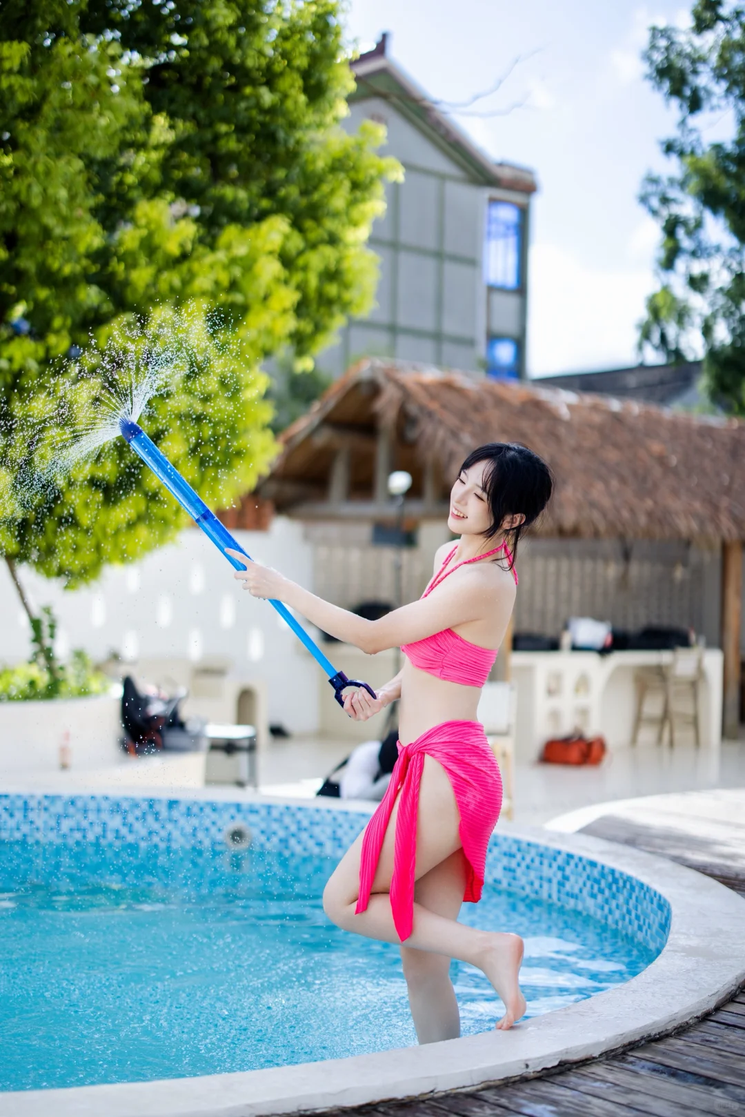夏天怎么能少的了美少女和泳池呢！