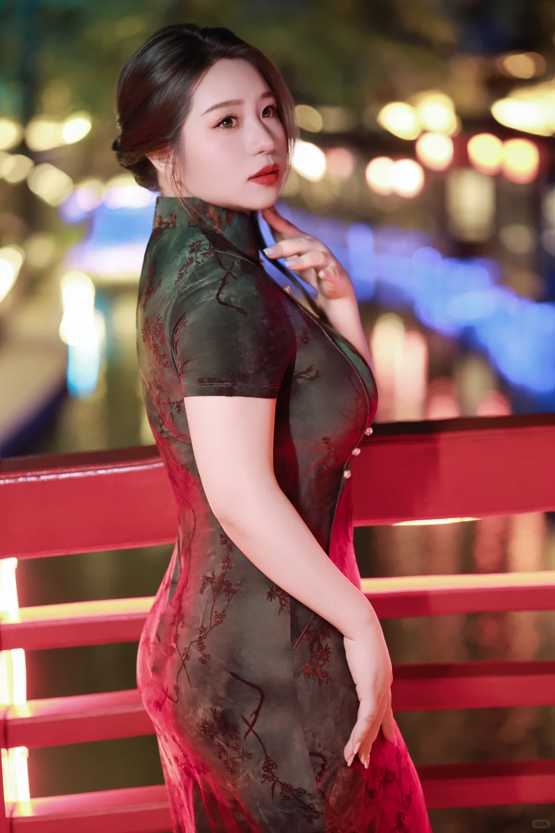 珠圆玉润裹旗袍，风情自摇