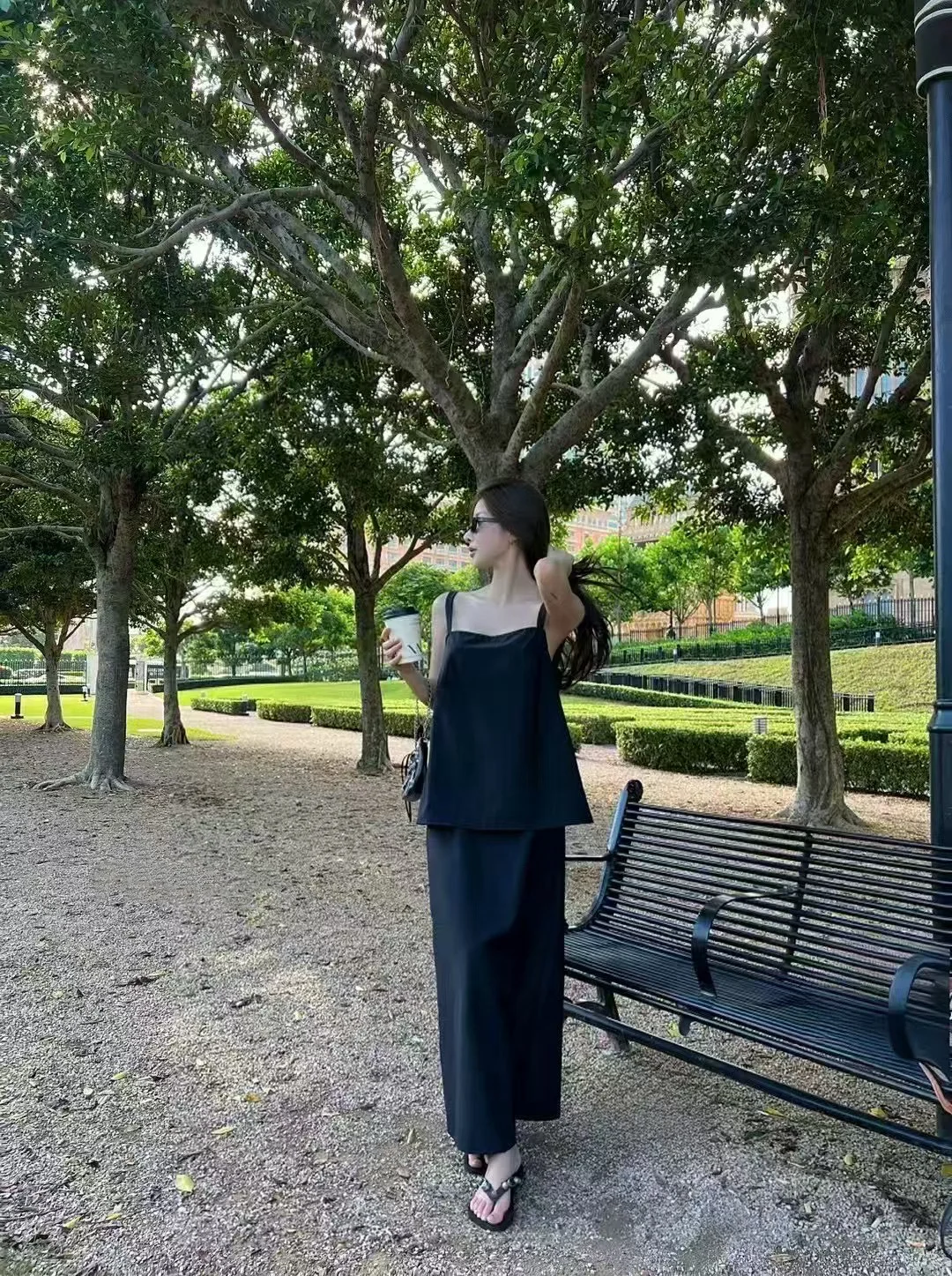 精致女神范儿的一套，后背小心机哦