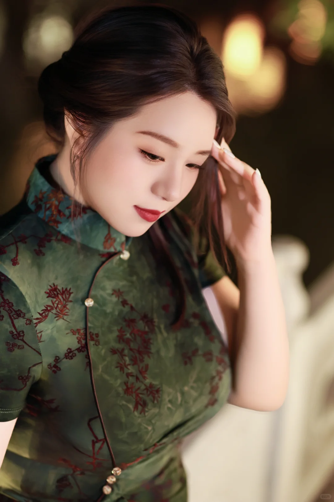 珠圆玉润裹旗袍，风情自摇