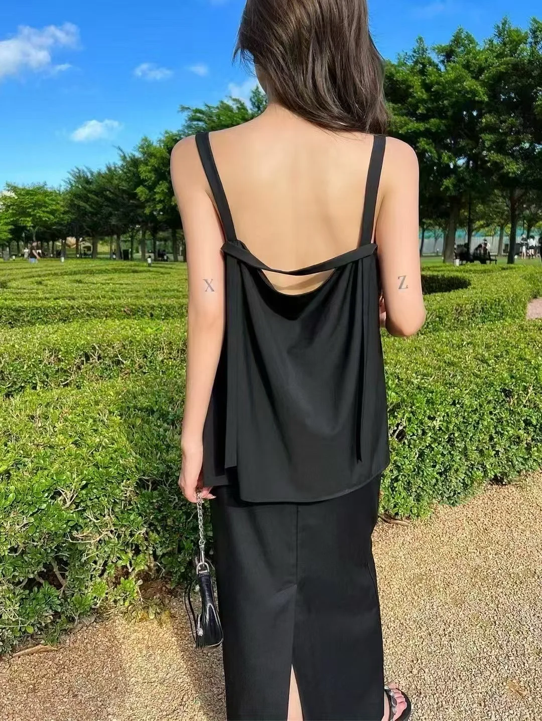 精致女神范儿的一套，后背小心机哦