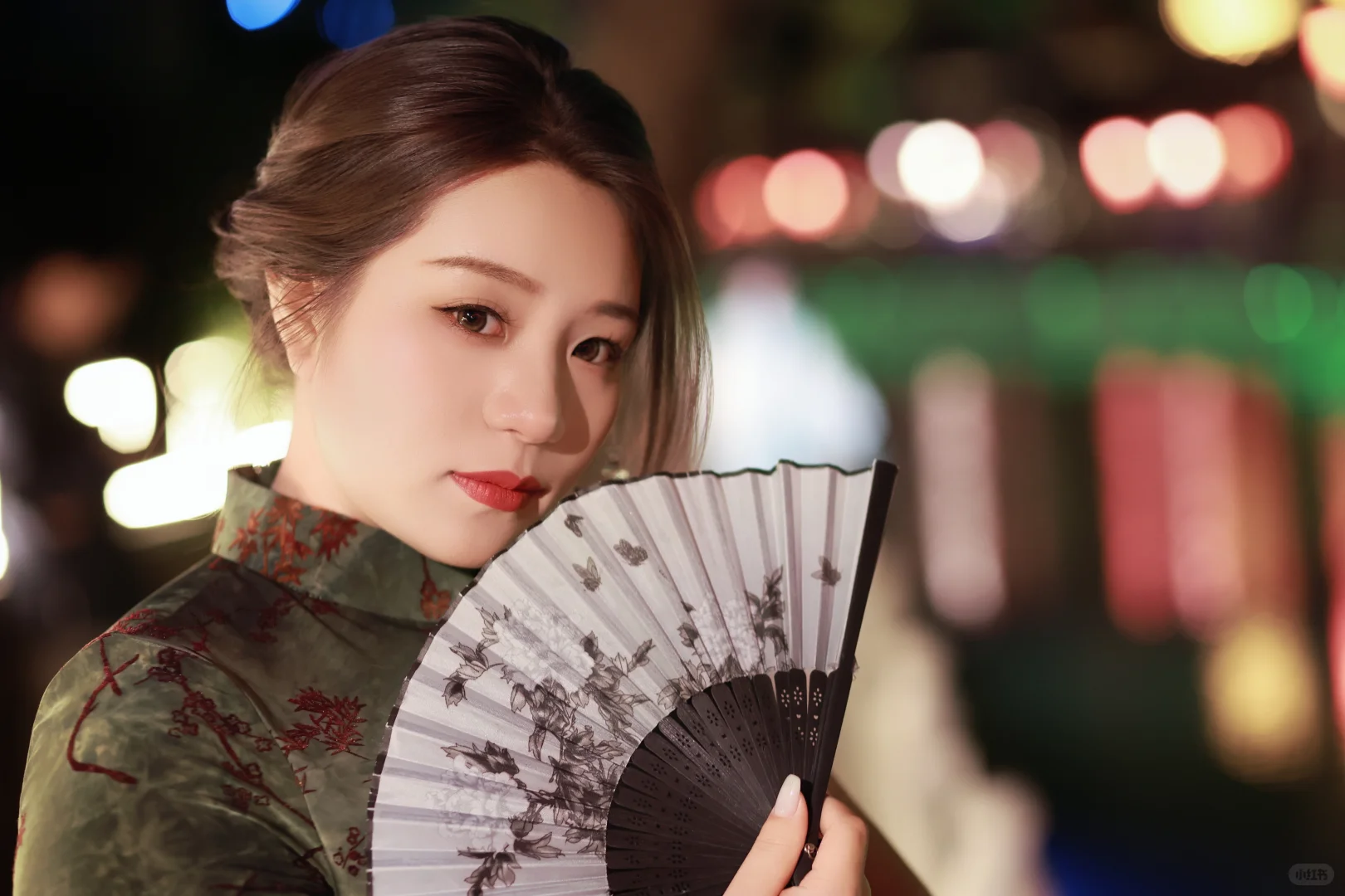 珠圆玉润裹旗袍，风情自摇
