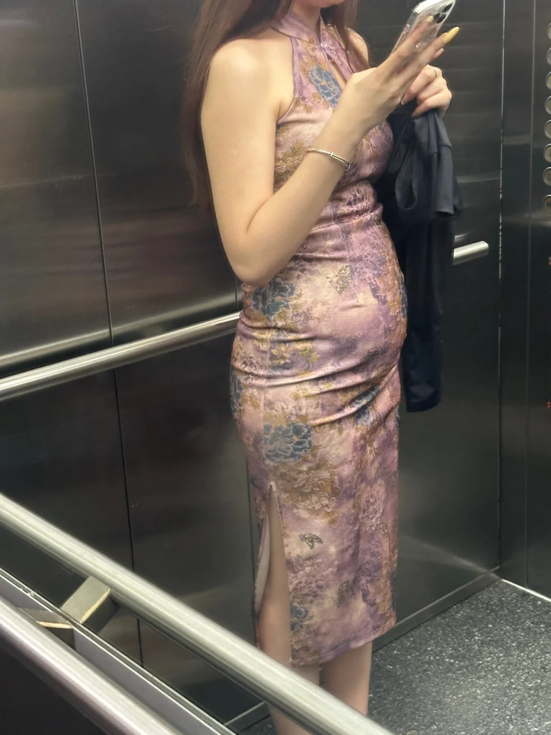 电梯看见的，不理解那些怀孕还穿旗袍的…