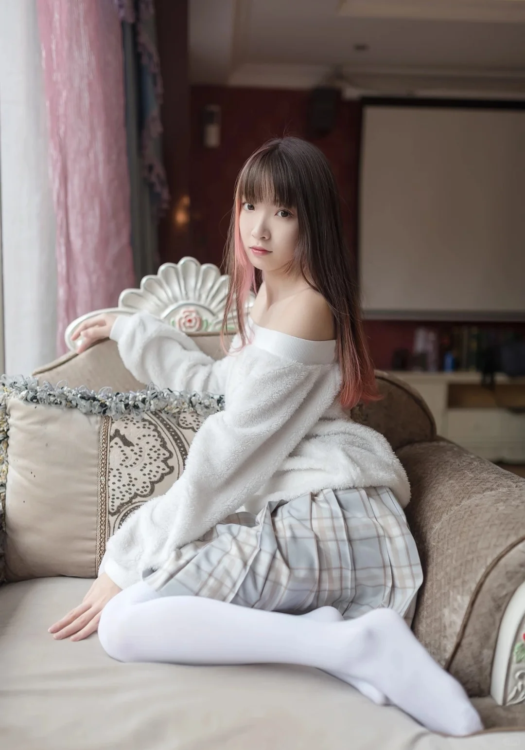 纯净之美： JK 短裙与白丝袜的魅力组合