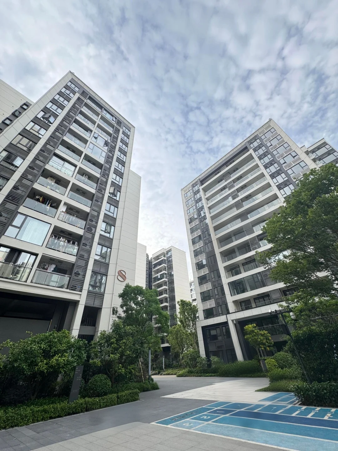 在爸妈的支持下， 182买了天河三房住宅