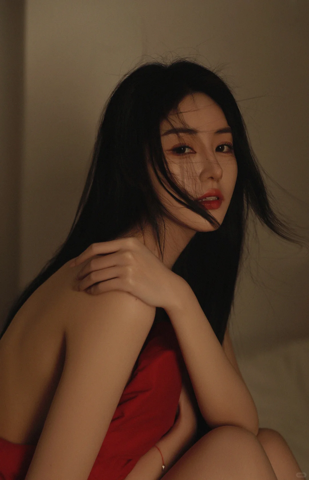 正红✘纯欲💥这组写真把我自己都撩到了…