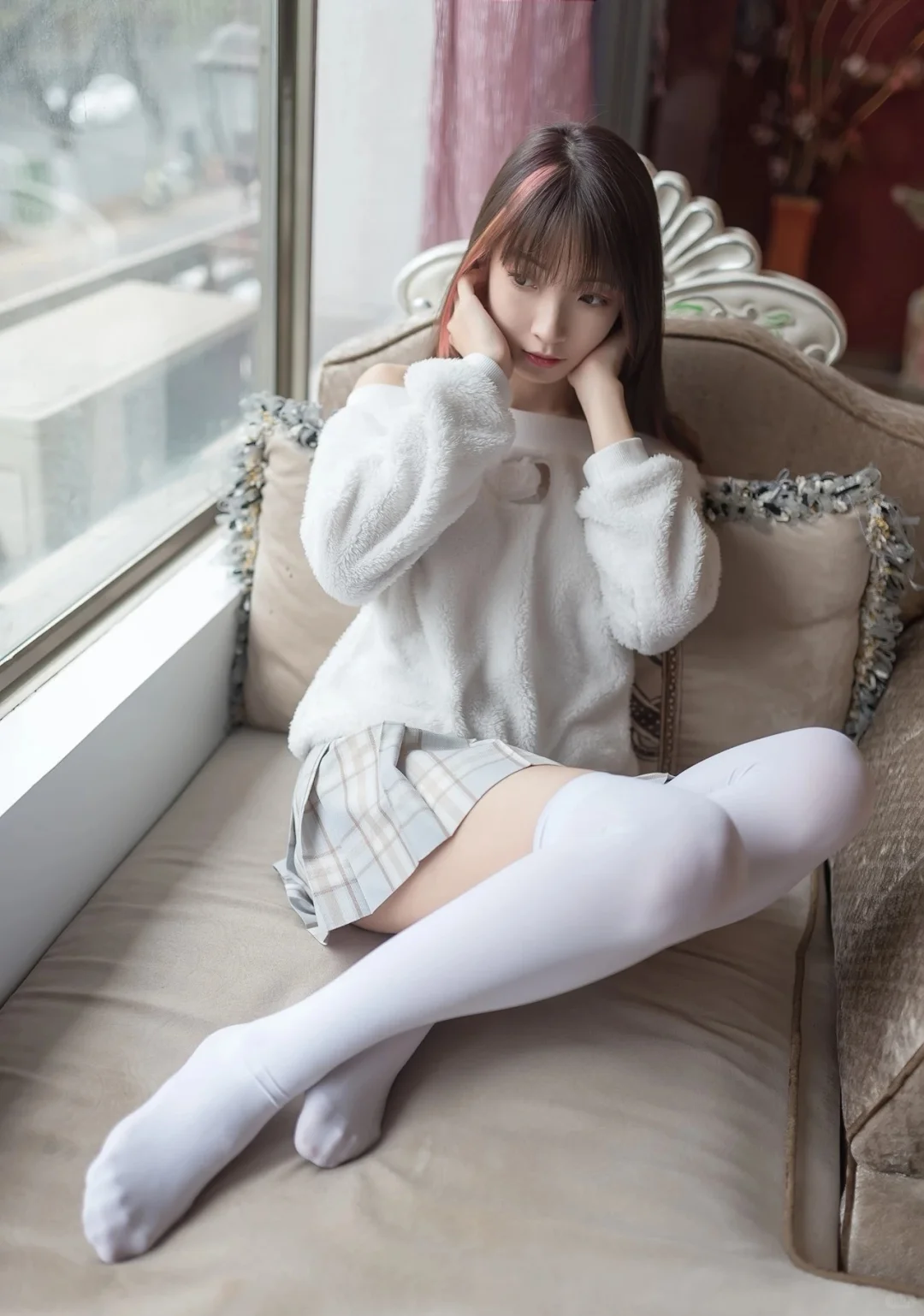纯净之美： JK 短裙与白丝袜的魅力组合