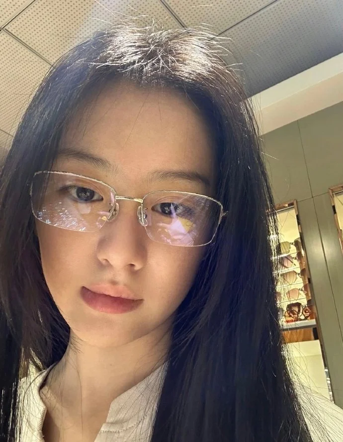 她是清冷的冰山美人啊！❄️