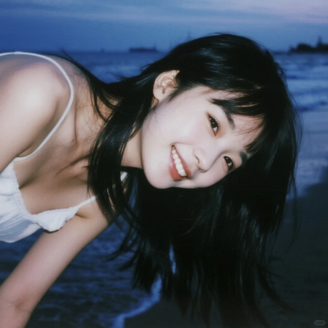 WeChat/海滩暗调少女头像