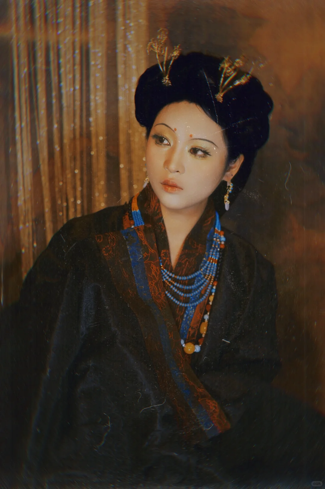 媚眼如丝，眉似墨