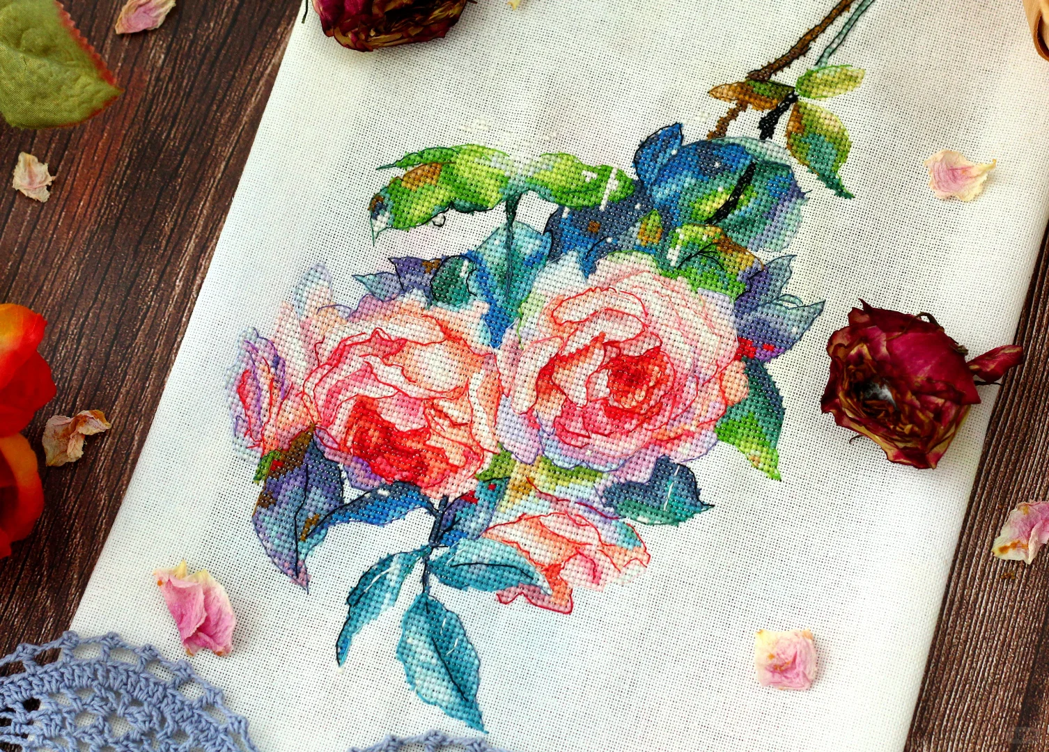 定格在绣布上的娇艳夺目🌹