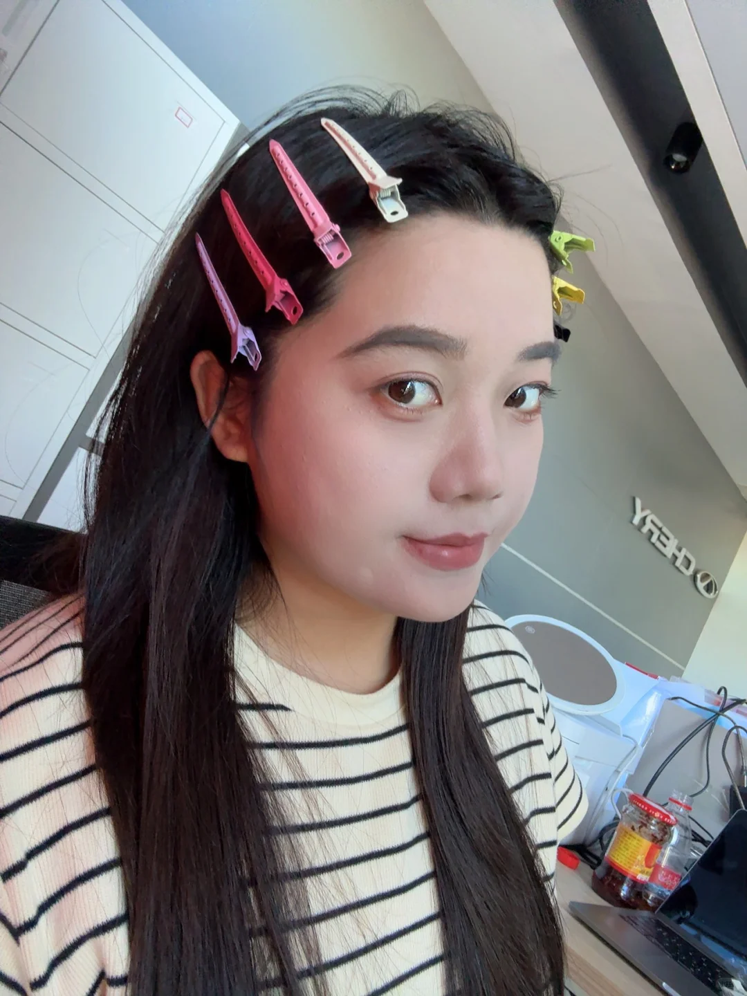 低头工作/学习，碎发总在脸上“撩拨”？🙄