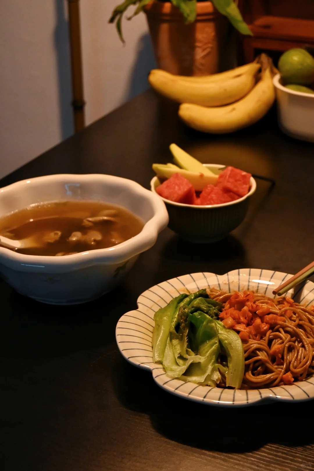 给40平的出租屋安排了一个小饭桌