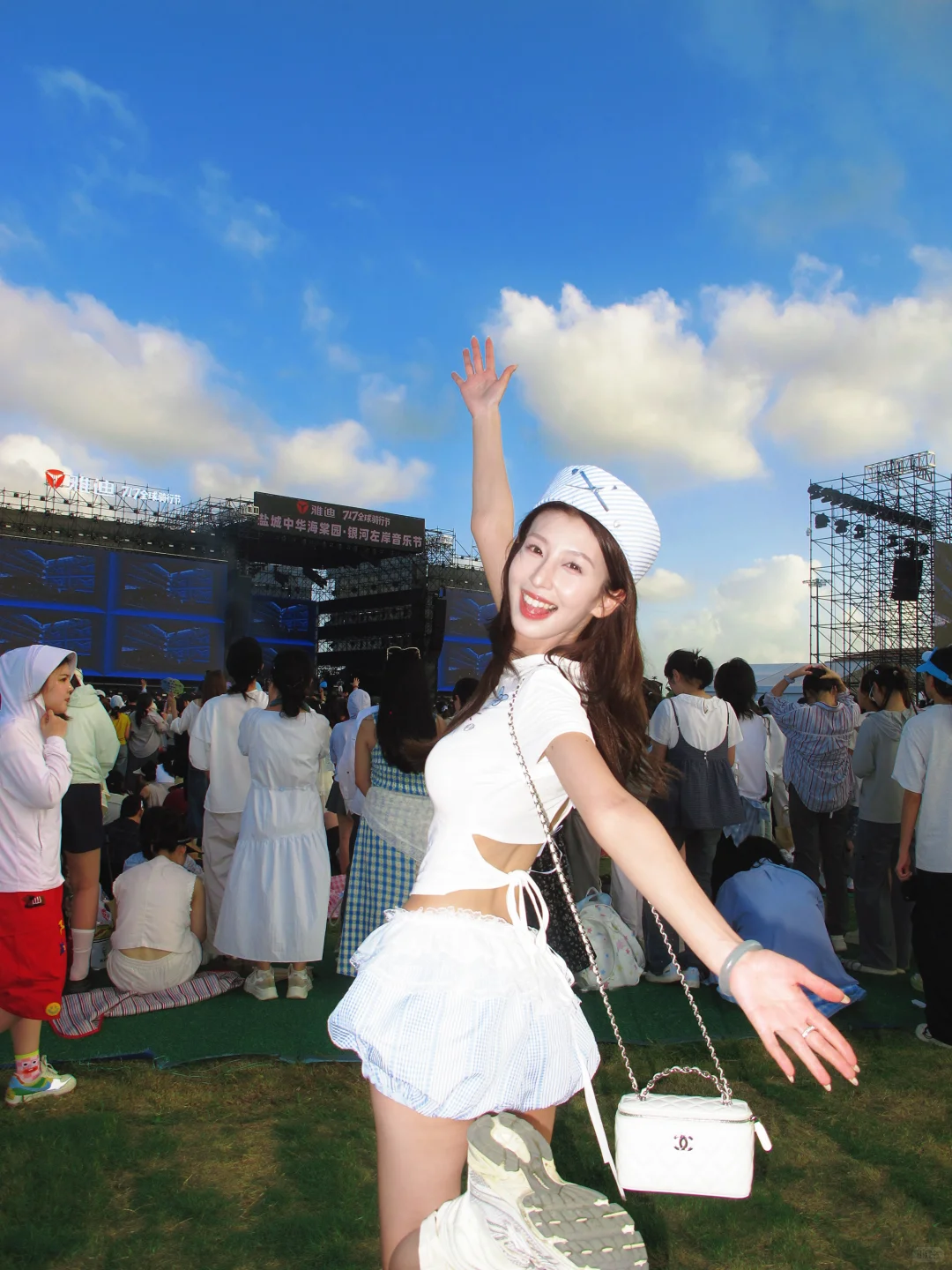 8套夏日音乐节的显眼辣妹穿搭！凉快又出片