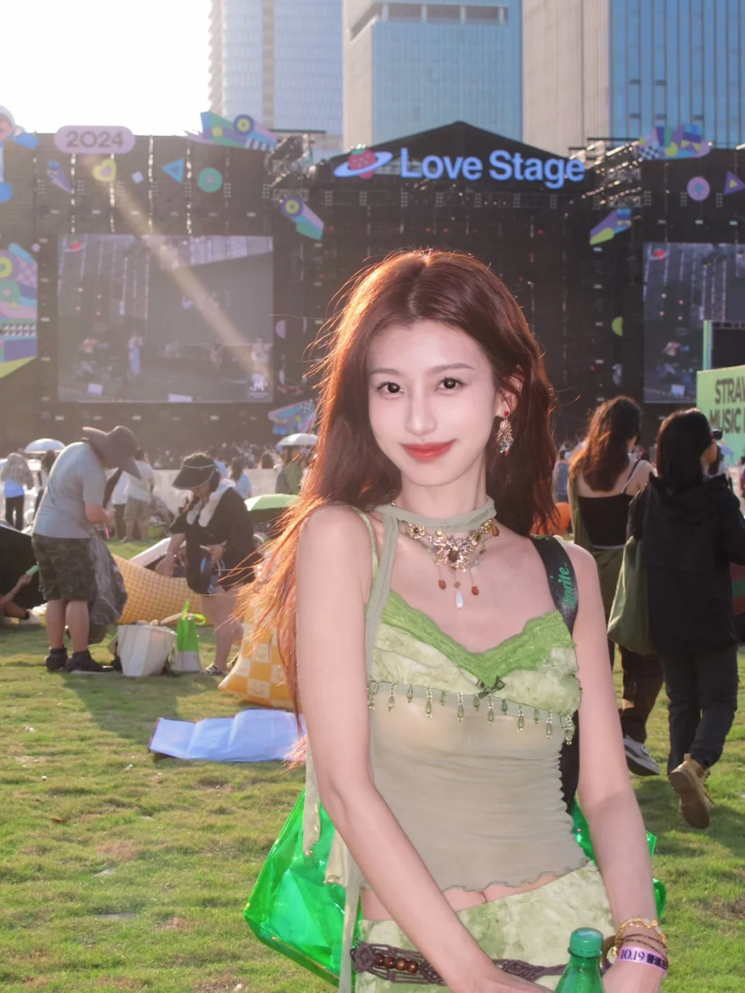 8套夏日音乐节的显眼辣妹穿搭！凉快又出片