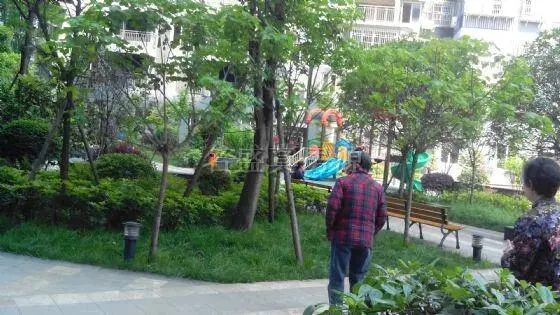 精装2房出售，双证齐全，满5年