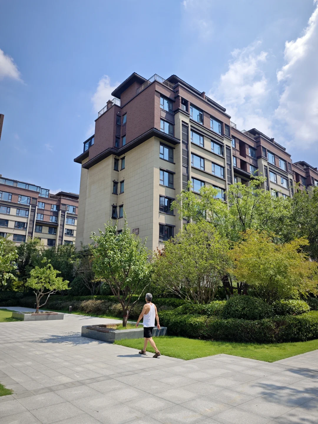 洋房一楼带院80平，只住了三年，忍痛割爱