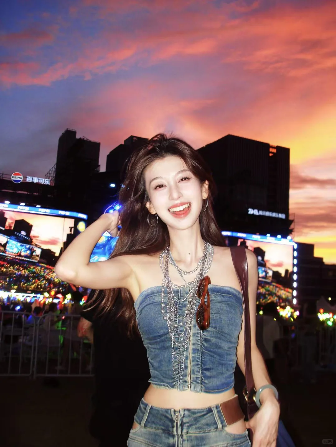 8套夏日音乐节的显眼辣妹穿搭！凉快又出片