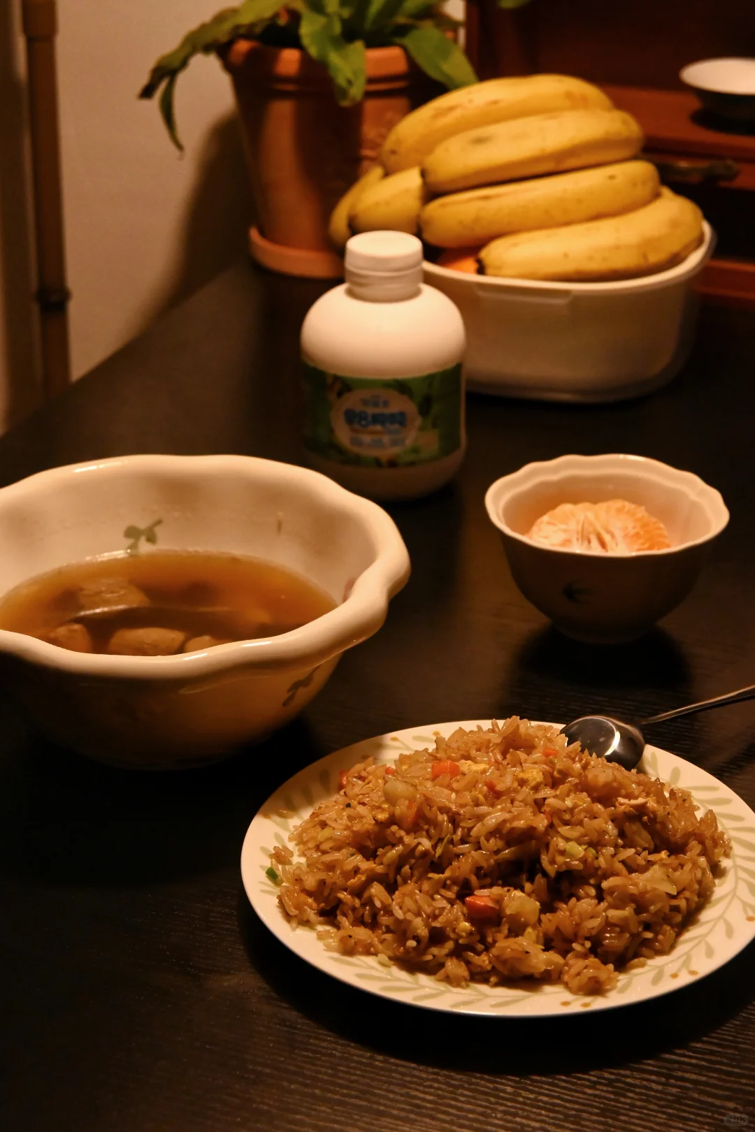 给40平的出租屋安排了一个小饭桌