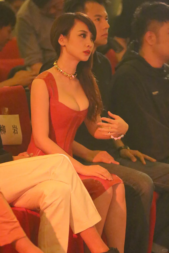 性感红裙、女神范儿十足