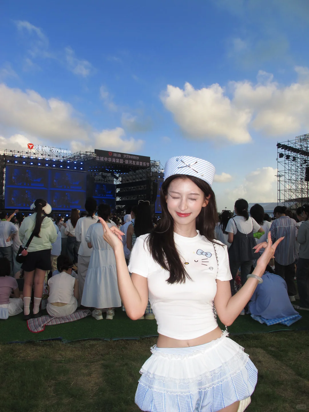 8套夏日音乐节的显眼辣妹穿搭！凉快又出片