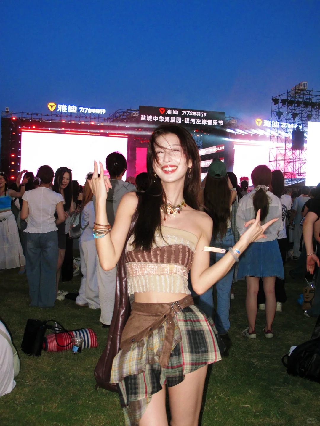 8套夏日音乐节的显眼辣妹穿搭！凉快又出片