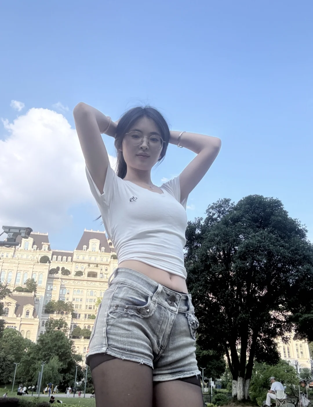 阳光明媚，我更妩媚