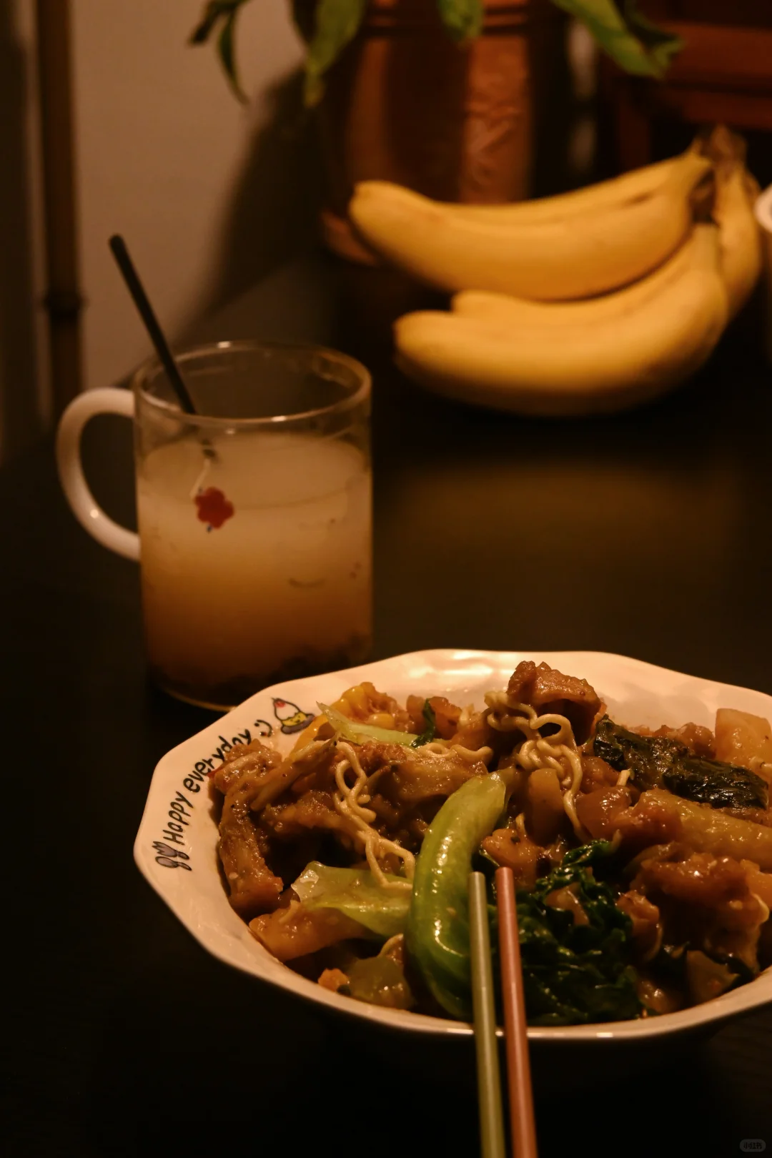 给40平的出租屋安排了一个小饭桌