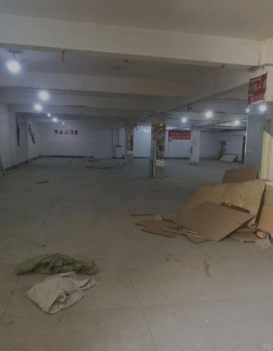 急售临街半地下室大厅