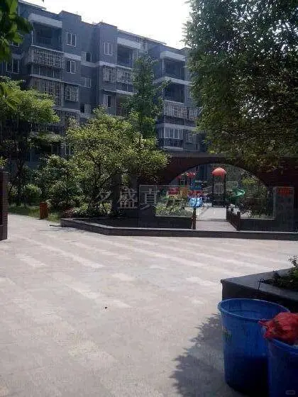 精装2房出售，双证齐全，满5年