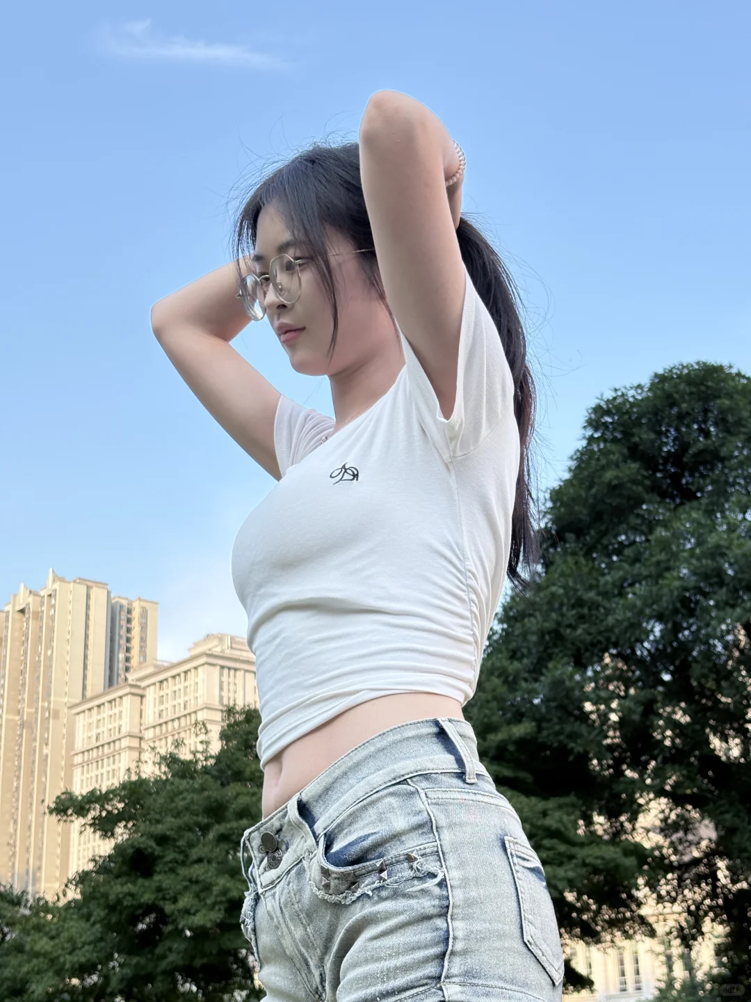 阳光明媚，我更妩媚