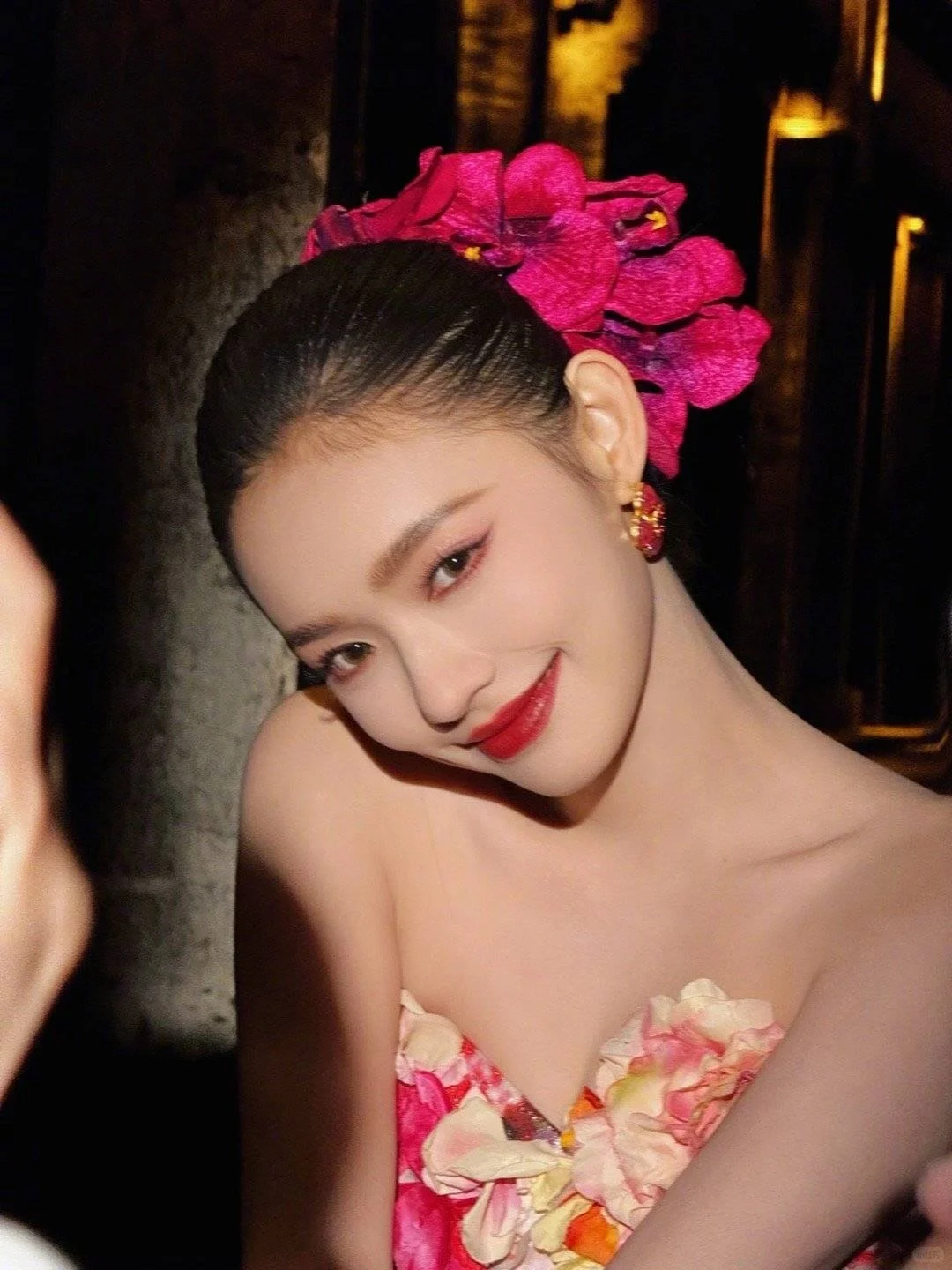 就应该明艳的美丽呀！！！林允这次造型美艳