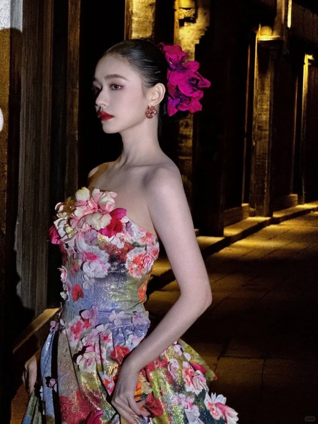 就应该明艳的美丽呀！！！林允这次造型美艳