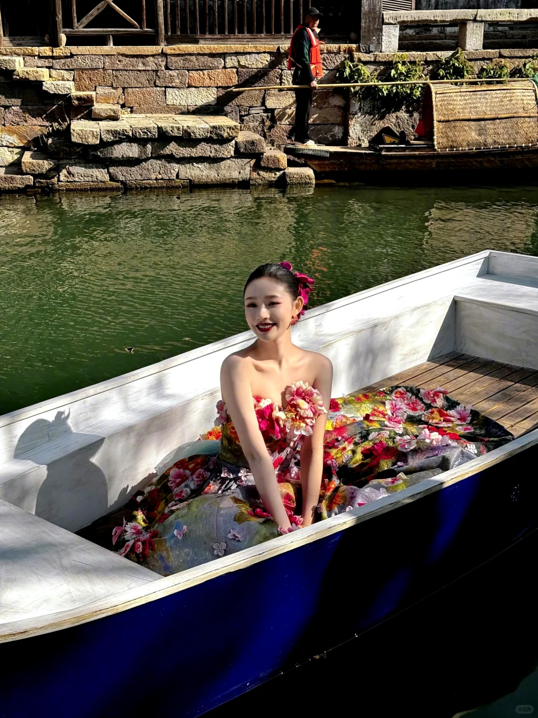就应该明艳的美丽呀！！！林允这次造型美艳