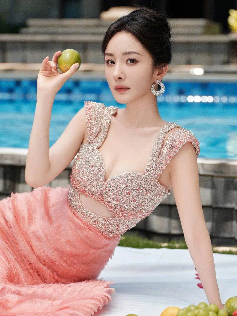 杨幂真是大宝藏，人美身材好，丰腴又迷人