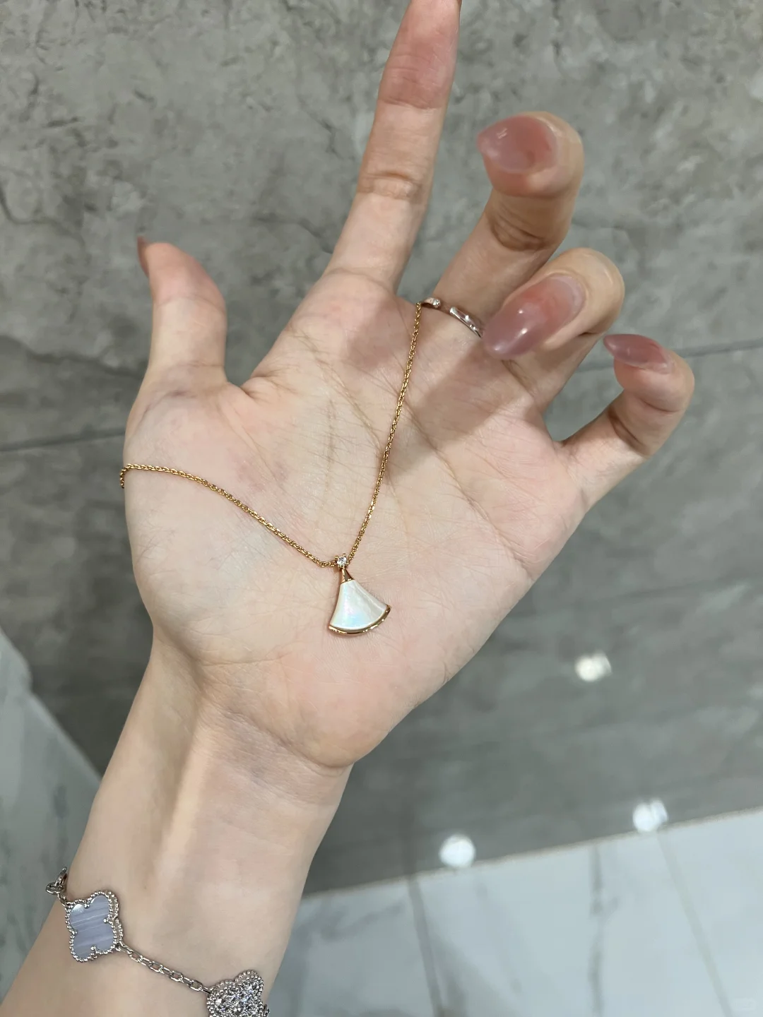 预算有限也能戴出富婆感？这条项链定要拥有