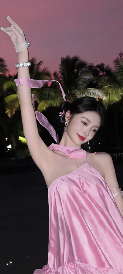 又纯又欲巅峰！周洁琼粉裙白丝，梦幻少女感