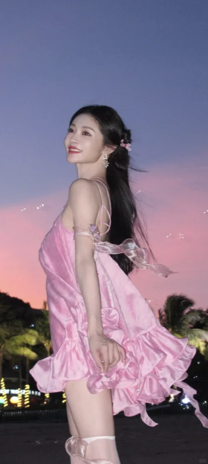 又纯又欲巅峰！周洁琼粉裙白丝，梦幻少女感