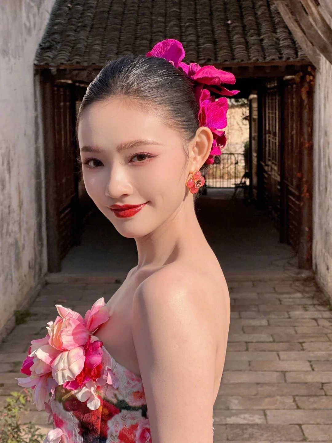 就应该明艳的美丽呀！！！林允这次造型美艳